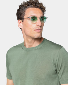 maglia uomo manica corta tinta unita verde militare collo tondo con stile sartoriale in tessuto 60% cotone biologico organico 40% seta pregiata lucente brillante prezioso pregiato Filatori su misura made in Italy dettaglio1